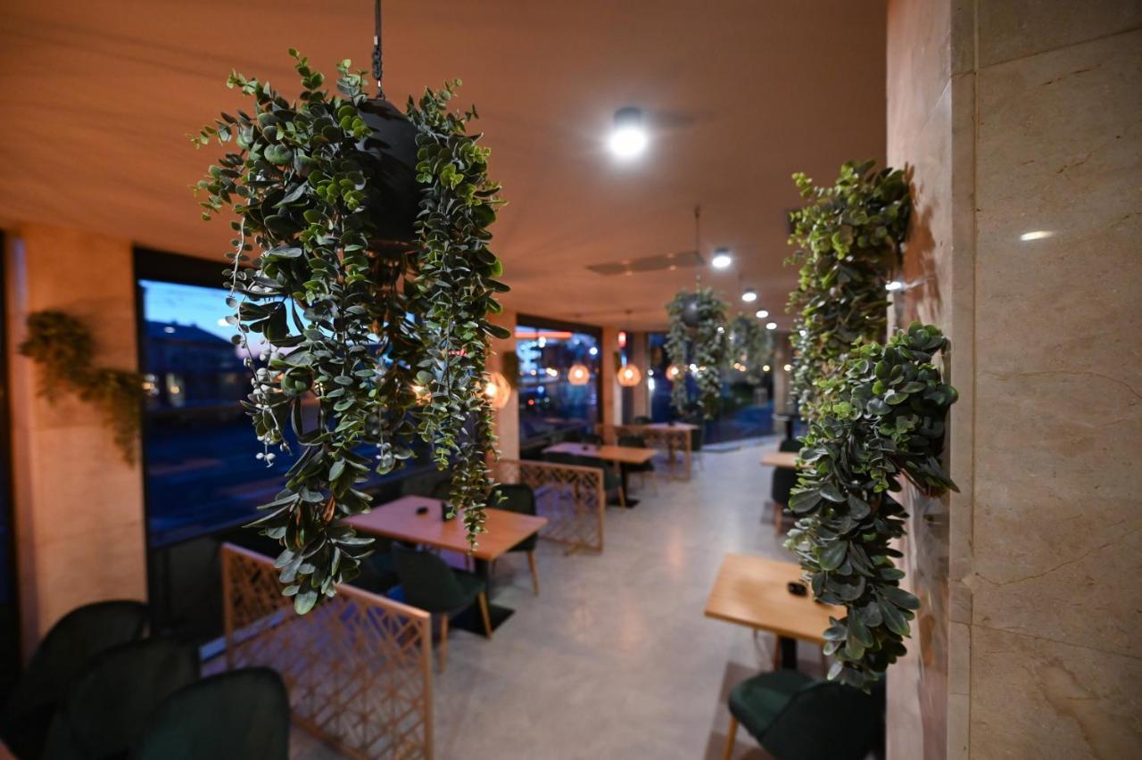 Hotel Xemar Arad Exterior foto